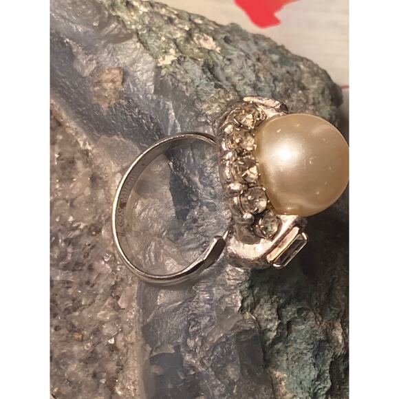Stunning Vintage Cocktail Ring Faux Pearl + Rhinestones ~ Statement Piece! - Picture 3 of 5